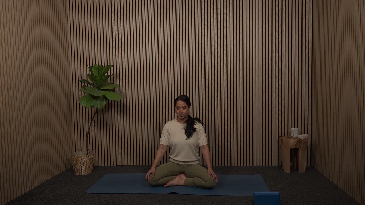 Ilya Ballier sitzt auf der Yogamatte, Einheit Der Fels in der Brandung